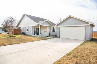 Building Photo - 200 Rose Dr