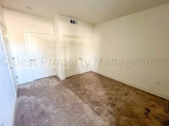 Building Photo - Innovation Community Townhome
