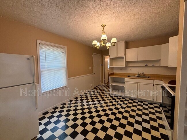 Foto del edificio - 6510 E 155th St