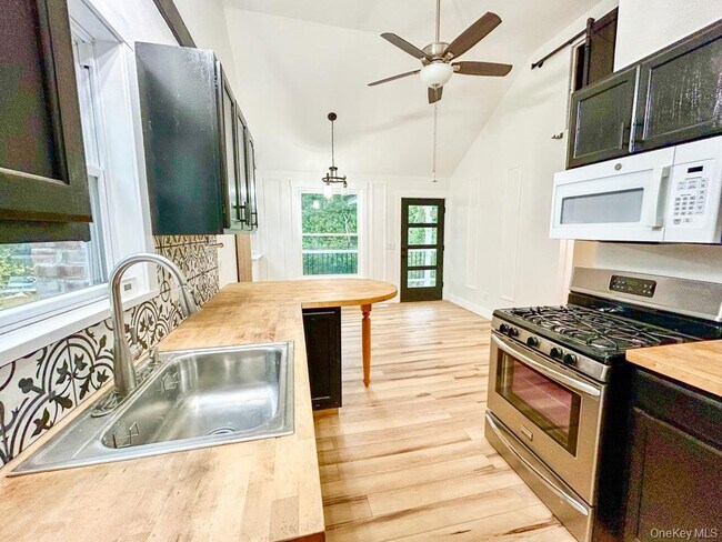 Foto del edificio - 765 Meadow Rd