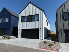 Building Photo - 901 Scenic Trl