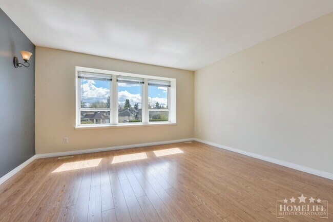 Photo du bâtiment - Spacious Luxury 4 Bedroom Upper Suite in Clayton Heights with Optional Flex Room