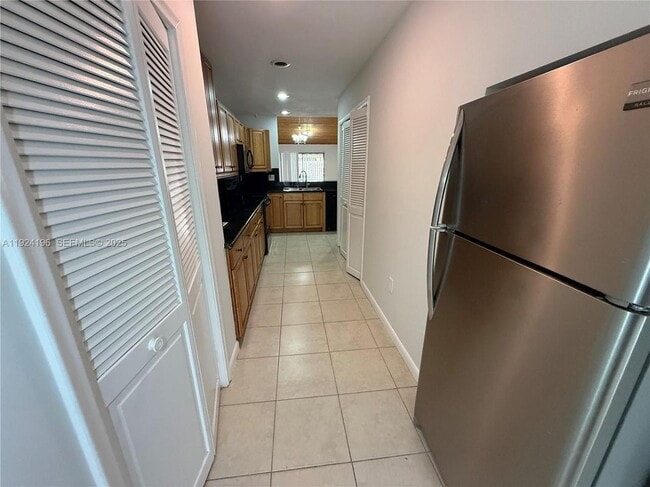 Building Photo - 3325 Oak Dr
