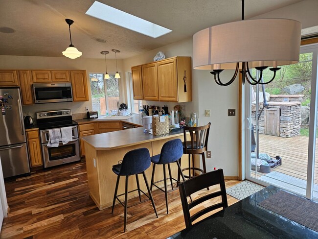 Building Photo - 4 bed/ 3 bath rental with a hot tub!