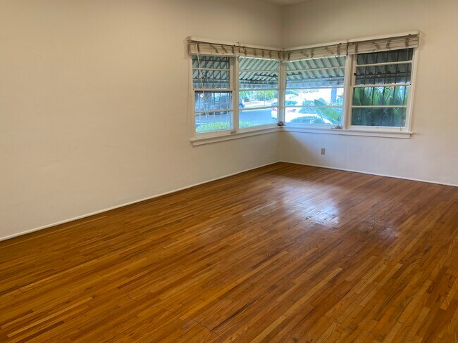 livingroom - 117 S Kings Rd