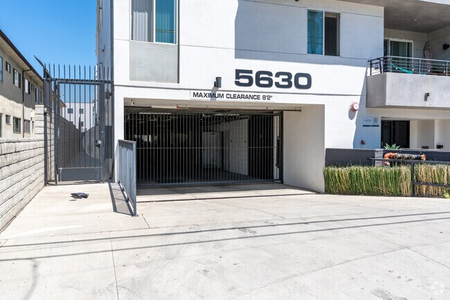 Aparcamiento - 5630 N Fair Ave