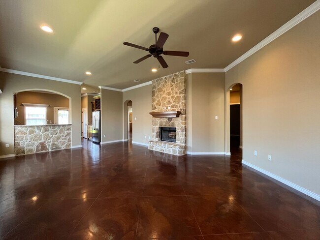 Foto del edificio - Single Family Home:  4 bedroom, 2 bath