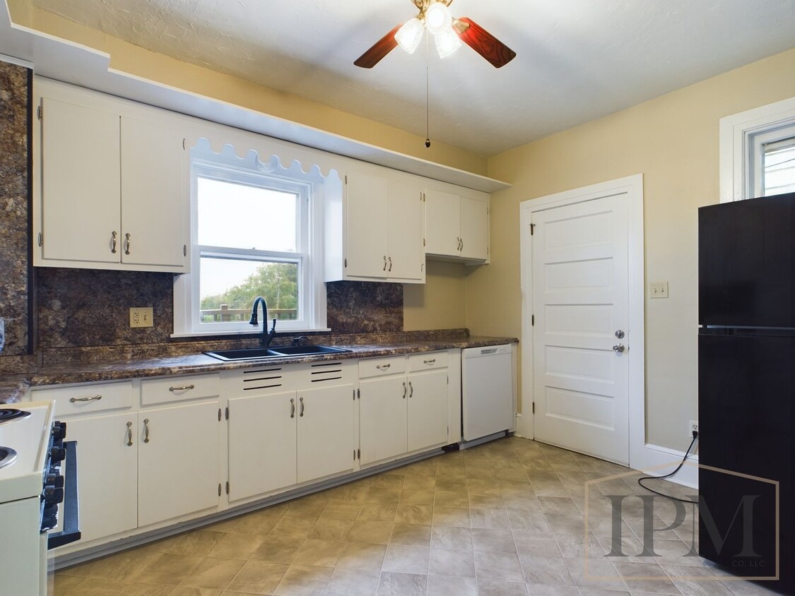 Primary Photo - Spacious Charming 3 Bedroom Home located i...