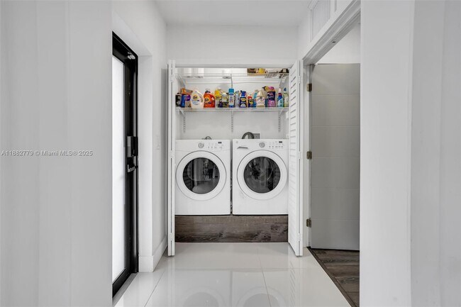 Foto del edificio - 2484 SW 25th St