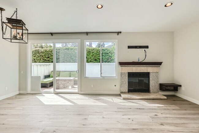 Foto del edificio - Beautifully Remodeled Townhome in the Cambria Community – Del Mar Heights