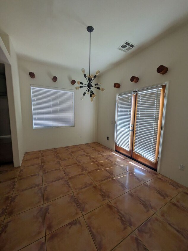 Building Photo - Classic 3 Bedroom Spanish Home with Pool -...