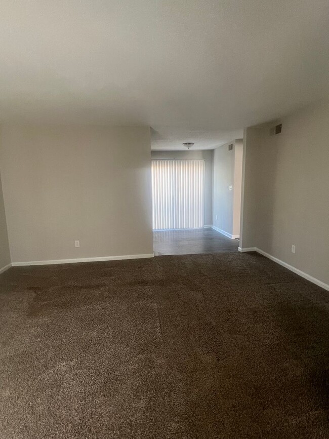 Building Photo - 1 bedroom/ 1 bathroom condo for ONLY $1150.00