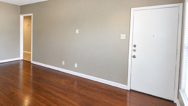 Building Photo - Charming 2-Bedroom Duplex in Convenient Oak Cliff Location