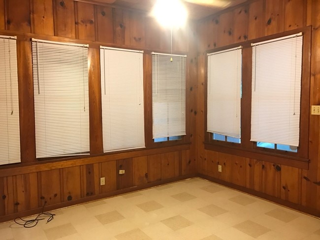 Building Photo - 704 E Thomas St