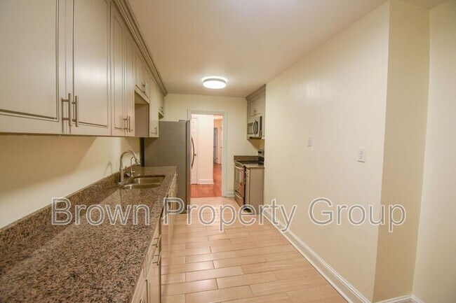 Building Photo - 3022 Cliffdale Rd