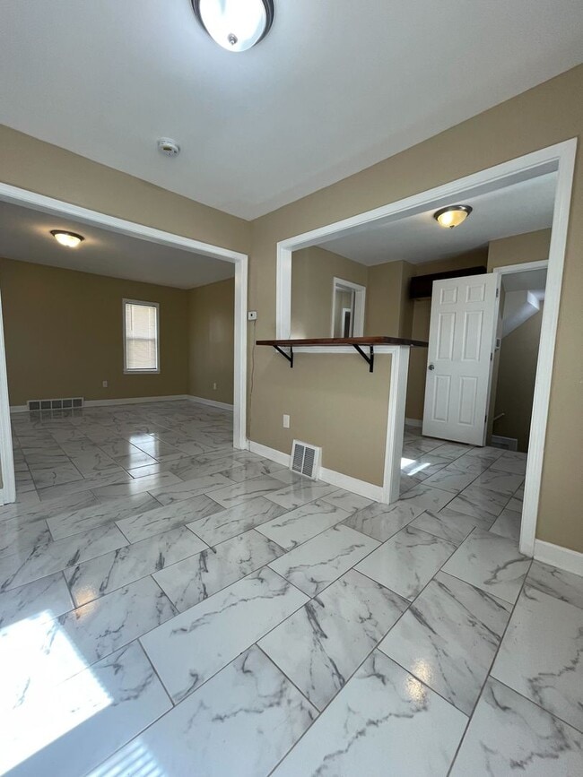 Building Photo - Gorgeous 3 Bedroom Home Awaits Just $1350 ...