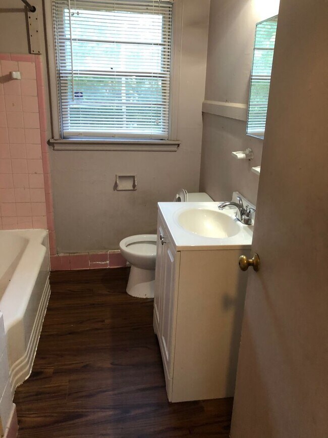 Foto del edificio - 3 bdrm 1 bath 1 car garage near Apache and...