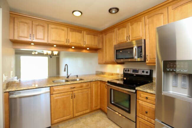 Building Photo - ***KING'S LAKE**3 BED 2 BATH**COMPLETELY R...