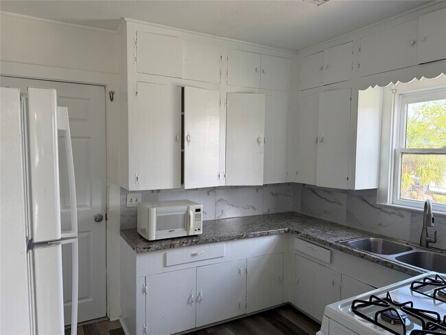 Foto del edificio - 2303 Victory Ave