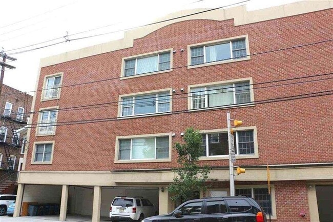 Building Photo - 2700 Summit Ave