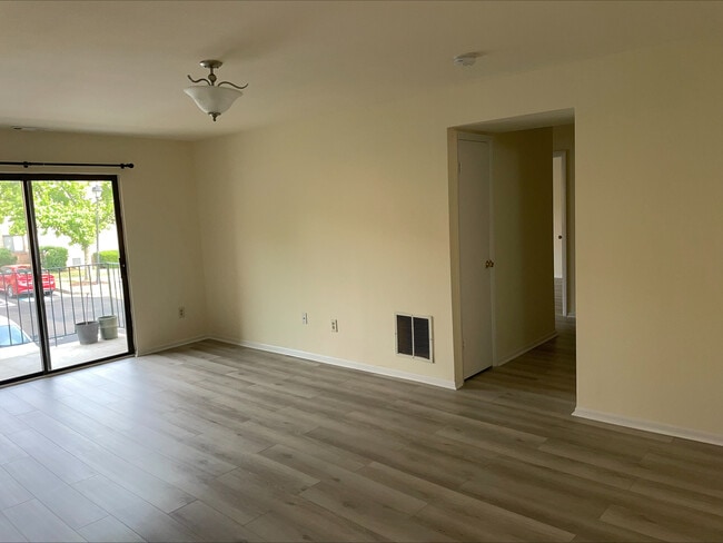 Foto del edificio - 1000 Spring Gate Rd