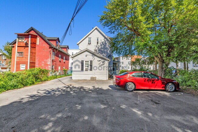 Building Photo - 102 Endicott St