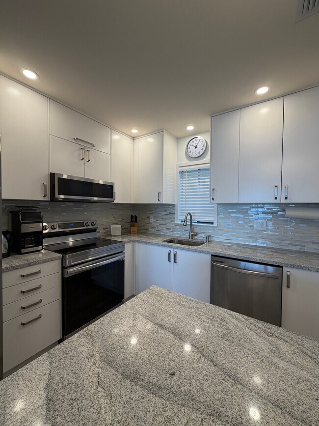 Foto del edificio - 1602 Stickney Point Rd