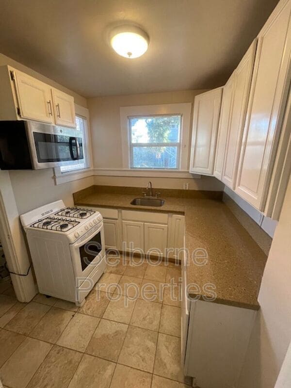 Building Photo - 544 Merrimac St