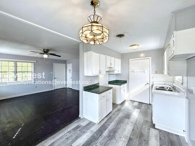 Foto del edificio - 7562 Sledge Rd
