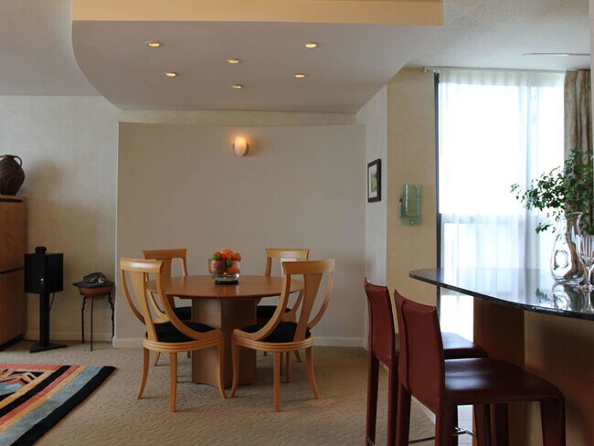 Foto del edificio - 5100 N Marine Dr