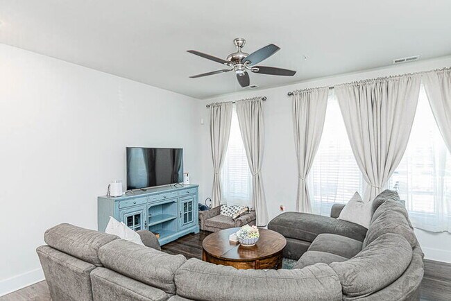 Foto del edificio - New 2 Bedroom Condo with Loft in Short Pump – $2,300/mo