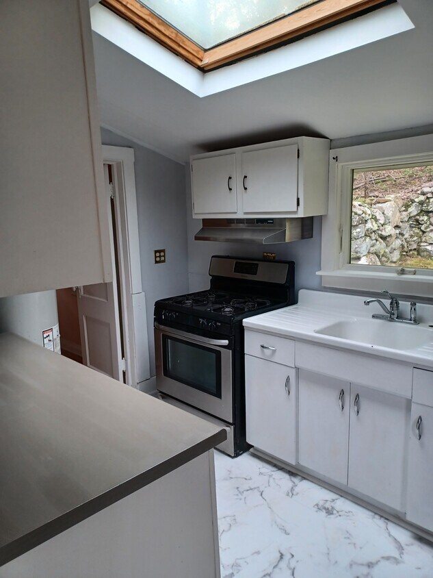Building Photo - 129 Thiells Rd