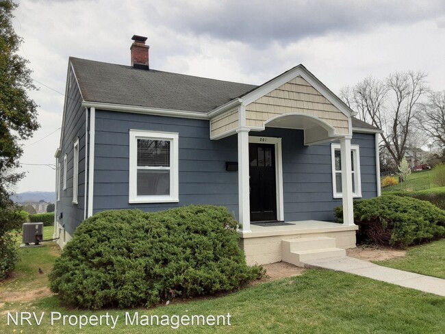 Foto del edificio - 2 br, 1 bath House - 301 6th Ave.