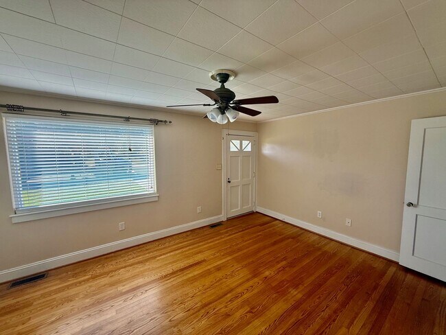 Foto del edificio - Two bedroom, 1 bath house in Graham-Coming...