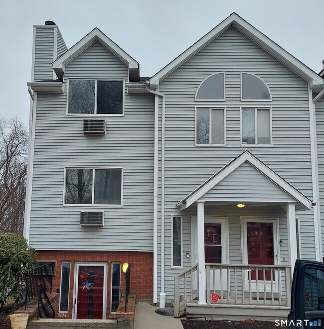 Building Photo - 925 Oronoke Rd