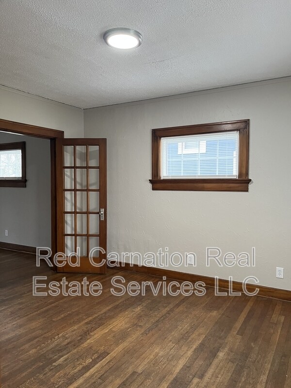 Foto del edificio - 1009 W Hillcrest Ave