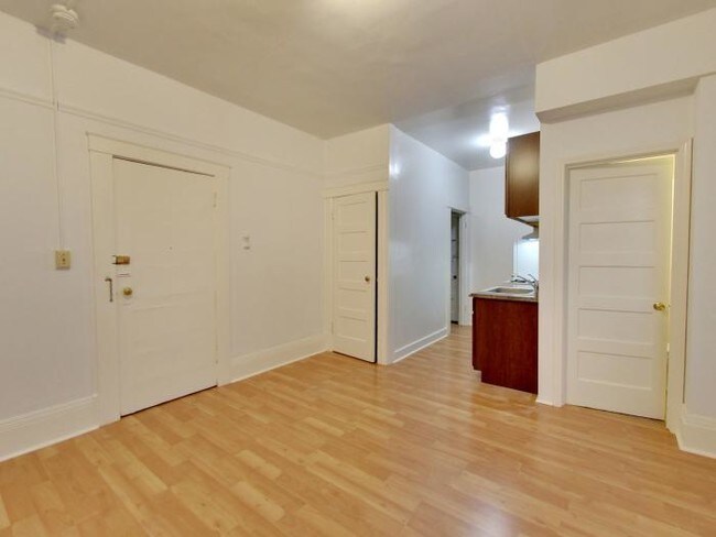 Building Photo - bedroom in San Francisco CA 94109