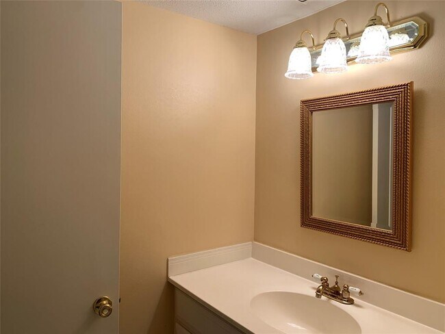 Foto del edificio - 2230 S Piney Point Rd