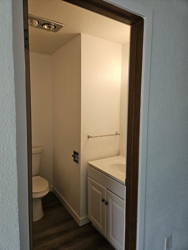 Building Photo - Remodeled 2/1.5 Townhome in a Quiet Fourplex