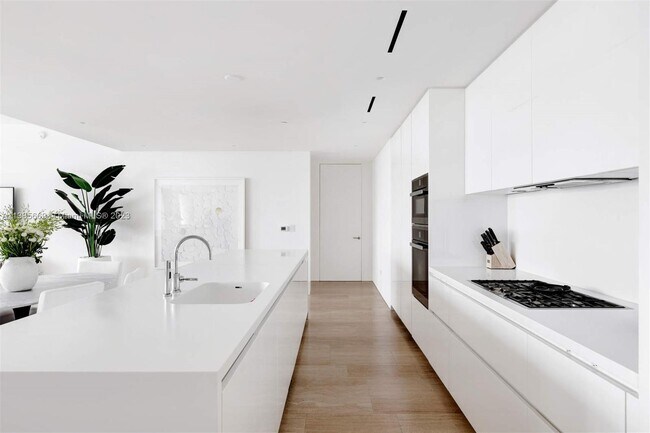 Building Photo - 9111 Collins Ave