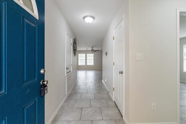 Foto del edificio - 525 Military Dr