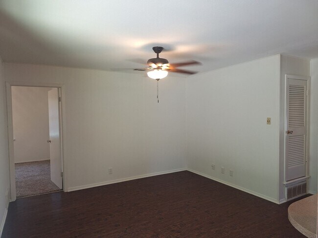 Foto del edificio - 513 Simmons Dr