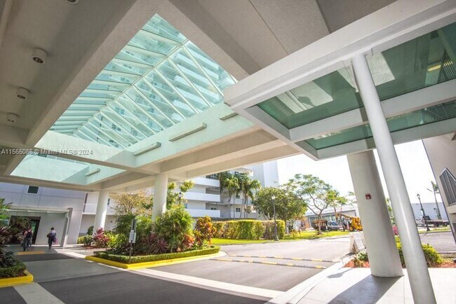 Foto del edificio - 14951 Royal Oaks Ln