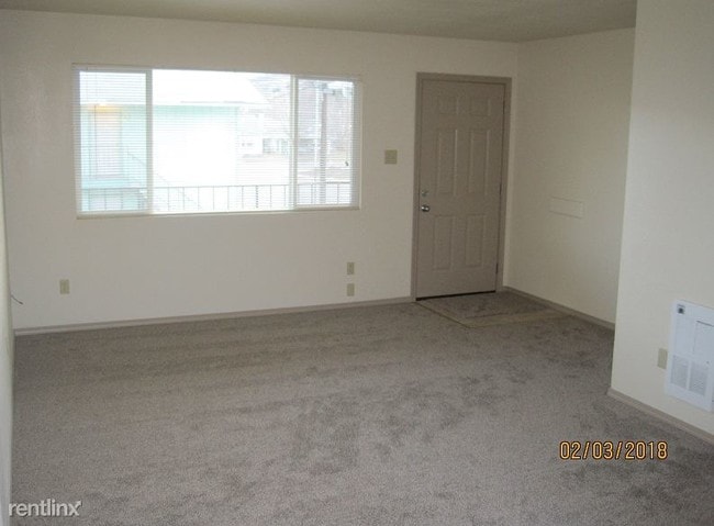 Building Photo - 2 br, 1 bath Apartment - Oregon St Apartments