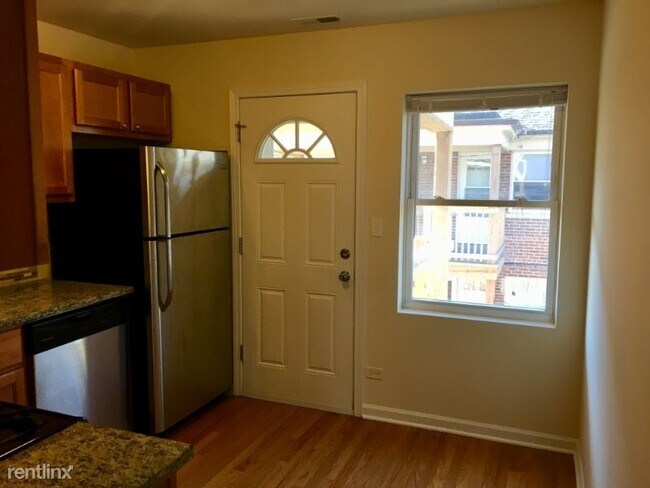 Building Photo - 2117 W Berwyn Ave