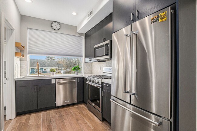 Building Photo - 1 Bed 1.5 Bath Townhome in West Highland Available!