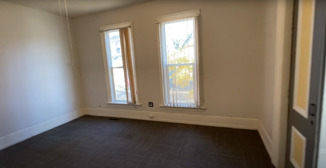 Building Photo - 2 Bedroom, 1 Bathroom duplex with LARGE RO...
