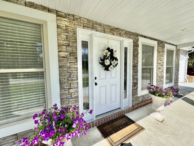 Building Photo - Available NOW! Unique Home in Wesleyan Cha...