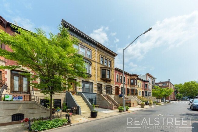 Foto del edificio - Stunning Brand New 2 Bed 2 Bath in Historic Crown Heights Townhouse