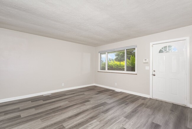 Building Photo - Renovated and Ready 3 Bedroom 1 Bathroom H...